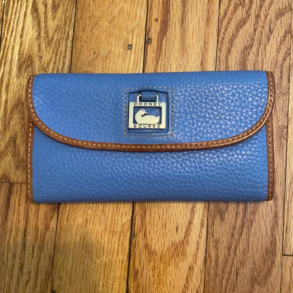 Dooney and Bourke Pebble Grain Continental Clutch